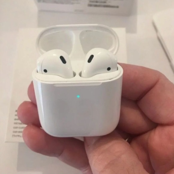 AirPods Second Generation - Picture 2 of 4